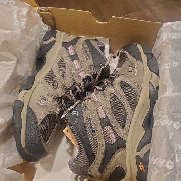New hiking boots. Ladies size 9 - Picture 3 of 4